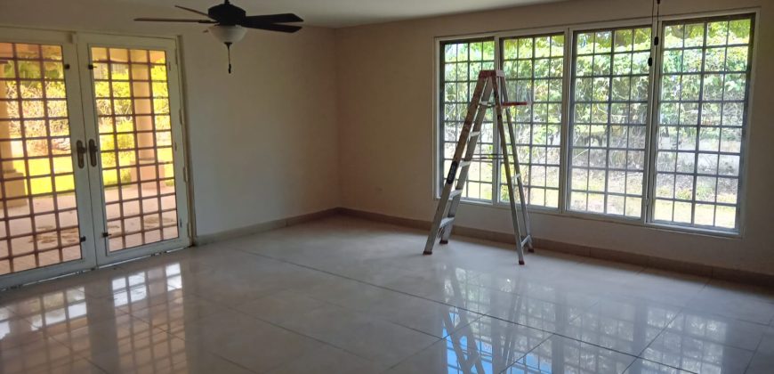 Spacious 5-Bedroom House for Sale in Llanos de Curundu, Albrook